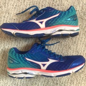 Women’s Mizuno Wave Rider 19 Sneakers Size 8